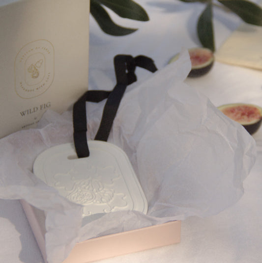 Sun-soaked fig and sophisticated floral bouquet scented clay diffuser, creating an aromatic ambiance.