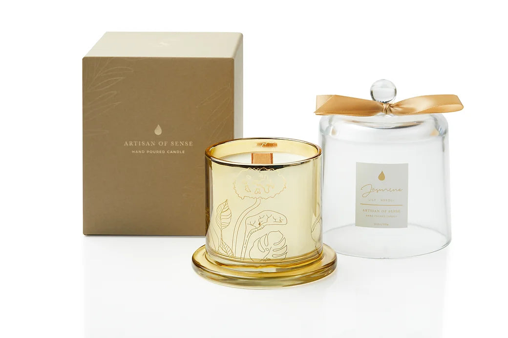 Imagine the ambiance created by this soy candle with natural fragrances and crackling FSC wooden wick, beautifully displayed in a golden glass jar and covered by a clear cloche. A sustainable and delightful gift option. Scent: Jasmine . Lily . Neroli.