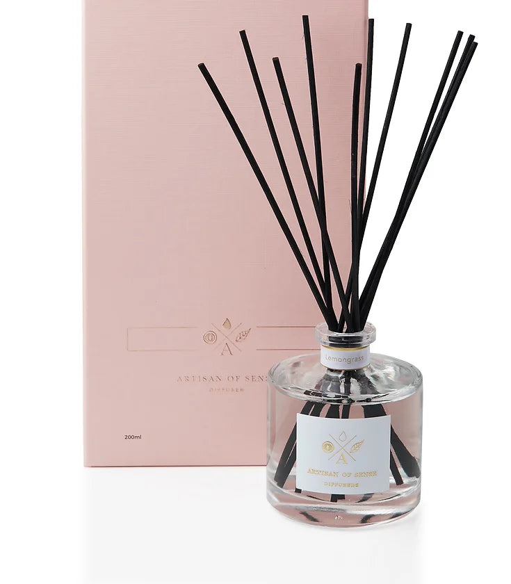 A natural fragrance reed diffuser, long-lasting and free from alcohol and DPG, with sustainable packaging. Vegan & cruelty-free. Refills available. Scent: Lemongrass.