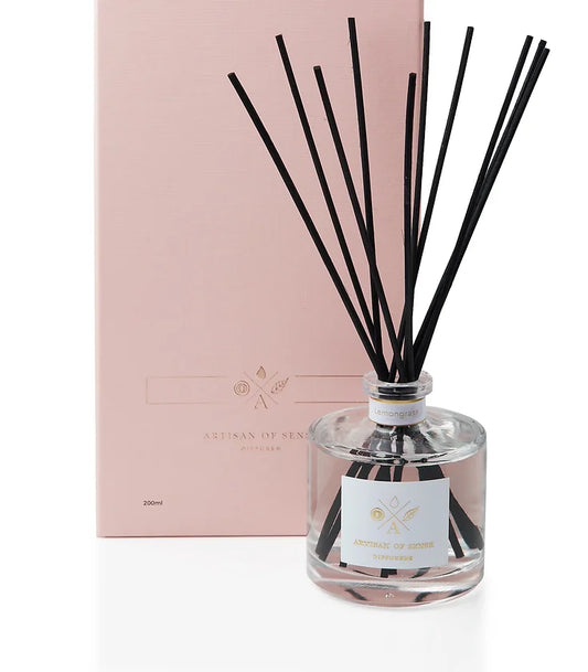 A natural fragrance reed diffuser, long-lasting and free from alcohol and DPG, with sustainable packaging. Vegan & cruelty-free. Refills available. Scent: Lemongrass.