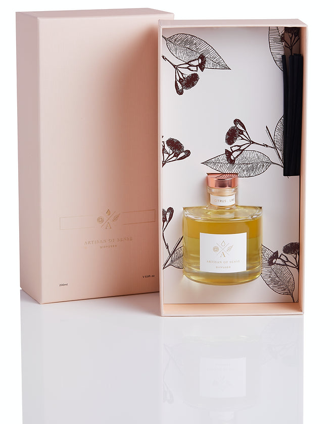 A natural fragrance reed diffuser, long-lasting and free from alcohol and DPG, with sustainable packaging. Vegan & cruelty-free. Refills available. Scent: Lemongrass.