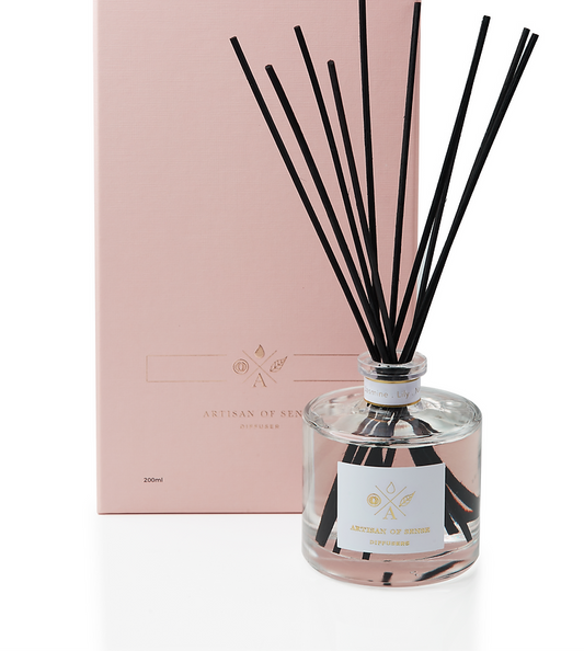 Luxury reed diffuser with natural fragrances and sustainable packaging. Alcohol and DPG-free, long-lasting, vegan & cruelty-free. Refills offered. Scent: Bergamot, Rose & Cedarwood.