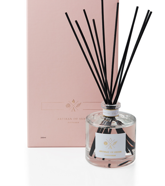 Enjoy the enduring natural fragrance of this reed diffuser, crafted without alcohol or DPG and presented in sustainable packaging. Vegan & cruelty-free, refill options provided. Scent: Sandalwood & Lime.
