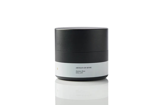 Sustainable soy tin candle, natural Summer Rose, made with UK wax, perfect for journeys. Luxurious rose botanical candle, perfect for creating a warm and inviting ambiance.