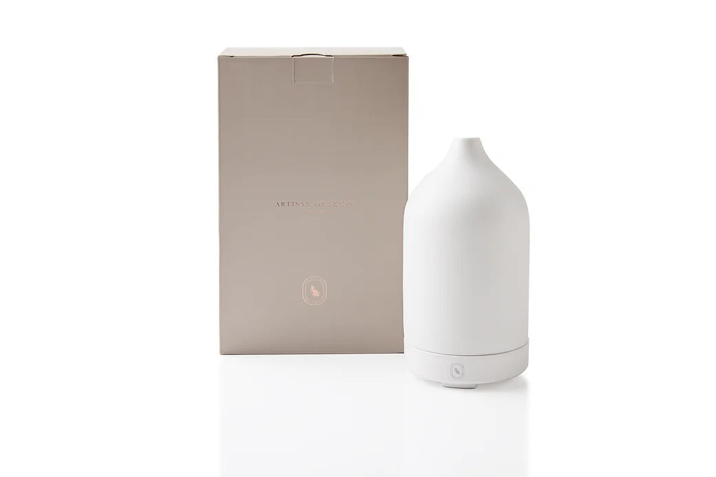 Modern ceramic diffuser for essential oils, designed to immerse you in healing and calming aromas.