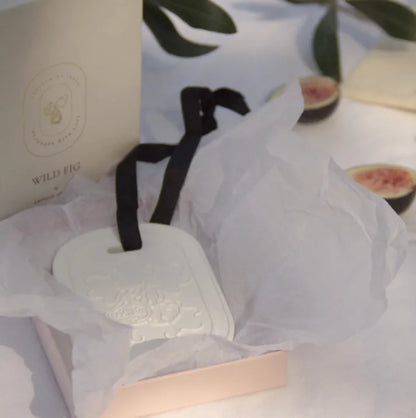Sun-soaked fig and sophisticated floral bouquet scented clay diffuser, creating an aromatic ambiance.