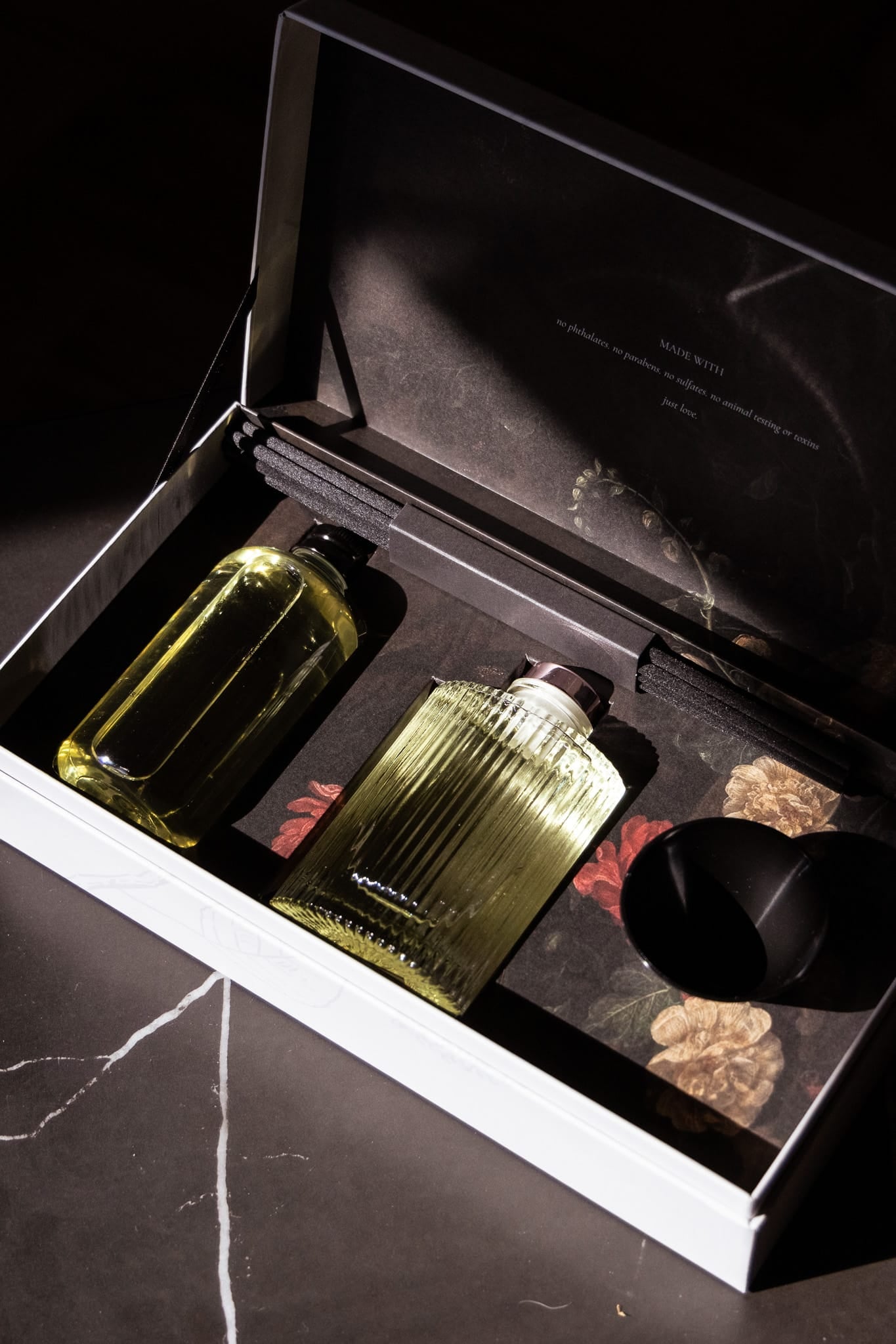 Reed diffuser and botanical refill gift set from Artisan of Sense Singapore, pairing a clear fluted glass vessel with a replenishment bottle. Alcohol-free, plant-based home fragrance handcrafted at our Joo Chiat atelier for sustainable long-lasting scenting and considered gifting.