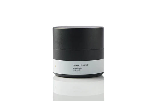 Sustainable soy tin candle, natural Summer Rose, made with UK wax, perfect for journeys. Luxurious rose botanical candle, perfect for creating a warm and inviting ambiance.